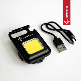 Wielofunkcyjna mini latarka 400 mAh ładowana przez USB z magnesem, karabińczykiem i otwieraczem do butelek. 3 tryby świecenia (wysoki, niski i pulsacyjny). Logo Kratki.