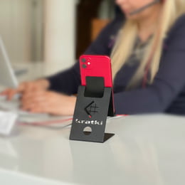 Osnovni telefon tablični računalnik črne barve, logotip KRATKI