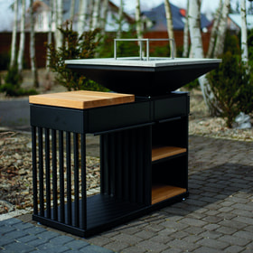 QUADRUM grill with a wooden table top